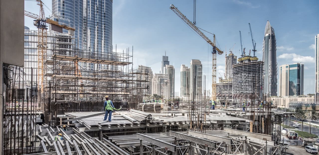 Chantier de tours en construction, avec grues et échafaudages